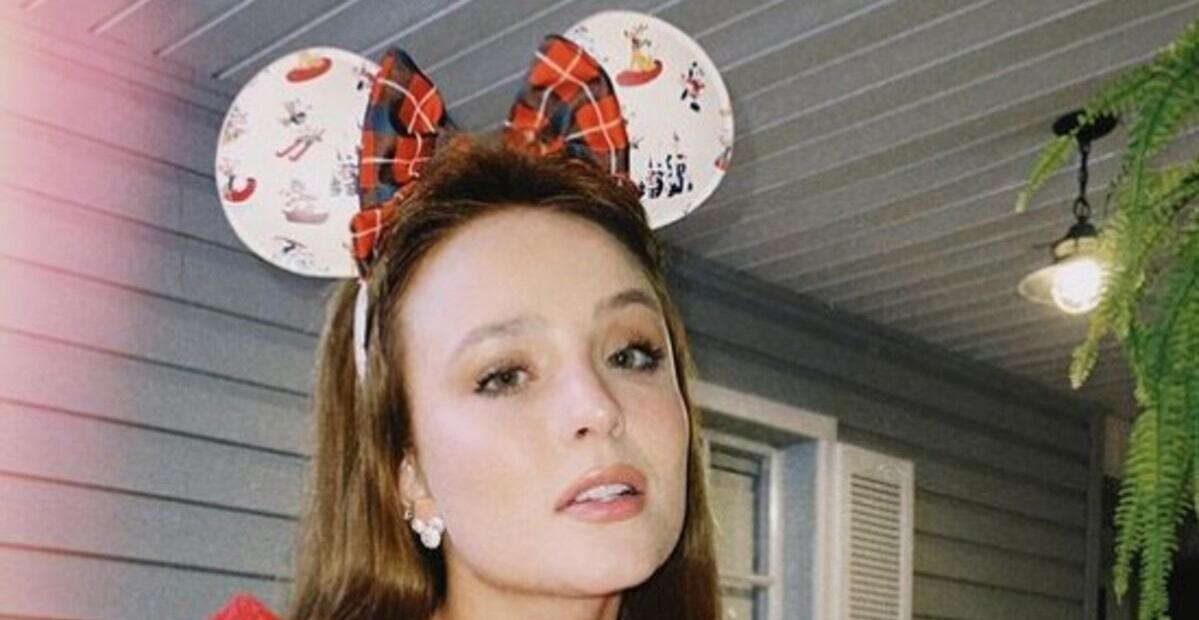 Larissa Manoela se emociona ao encontrar a personagem Minnie em vídeo no parque da Disney