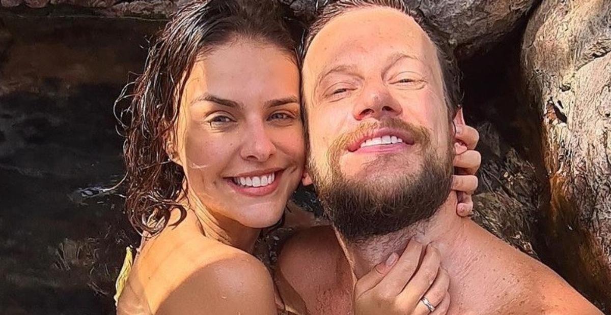 Paloma Bernardi faz topless no espelho e mostra declaração do namorado, Dudu Pelizzari