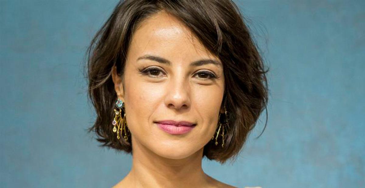 Andréia Horta surge de maiô branco e boa forma se destaca na web