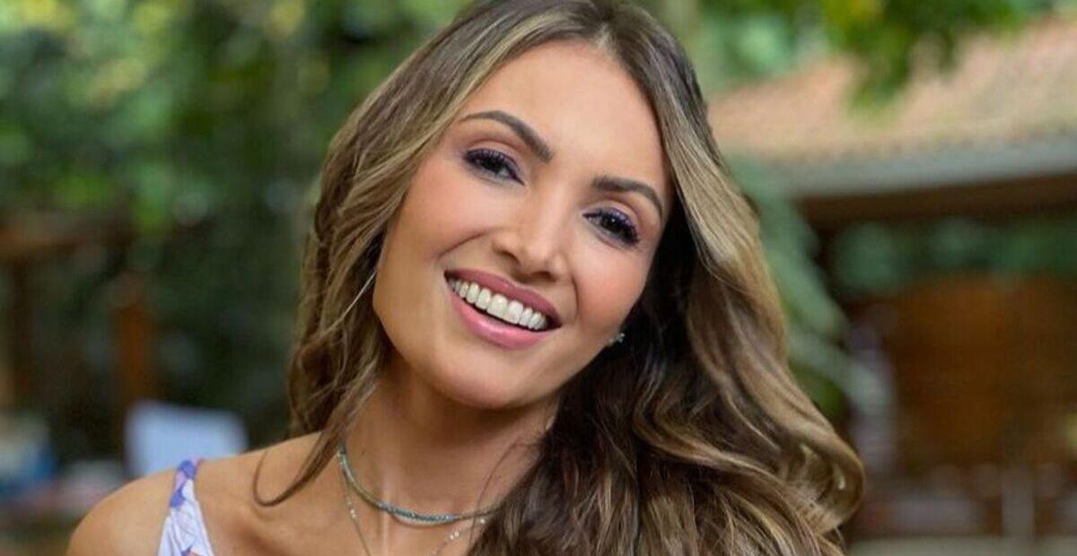 Aos 45 anos, Patrícia Poeta chama atenção de biquíni na praia: “Uau!’