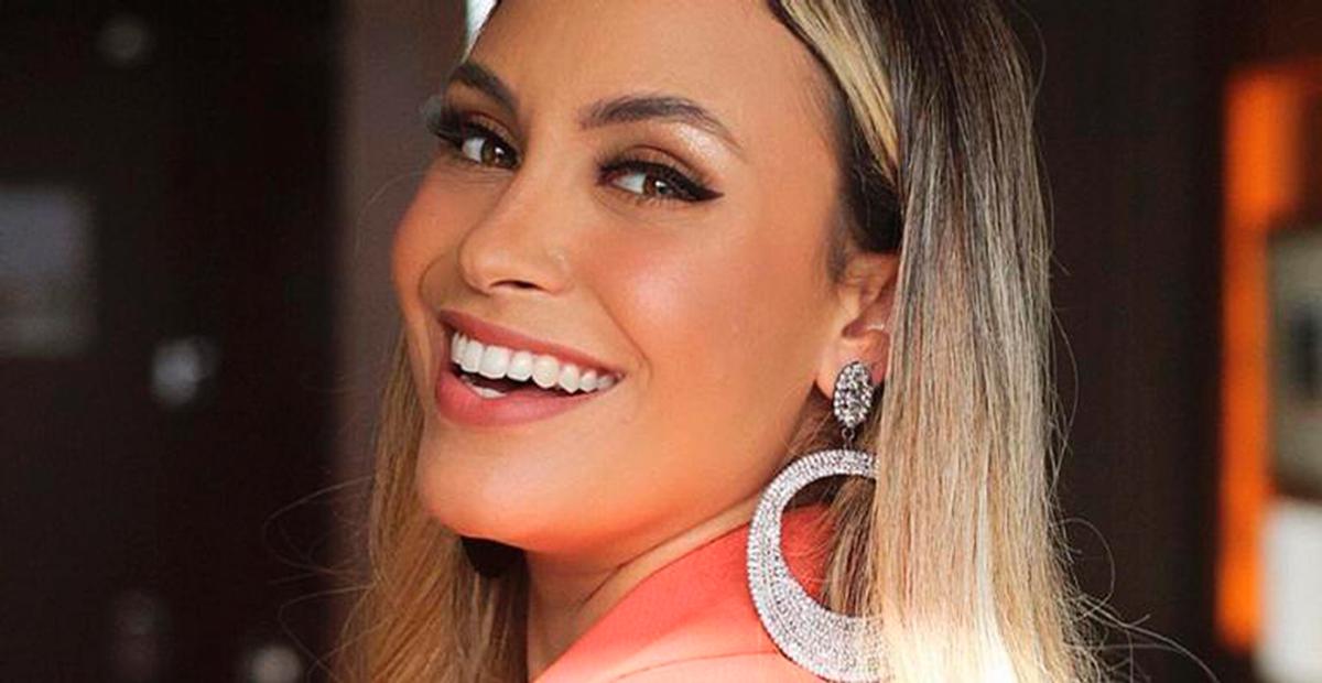 Com biquíni cavado, ex-BBB Sarah Andrade atrai olhares na praia