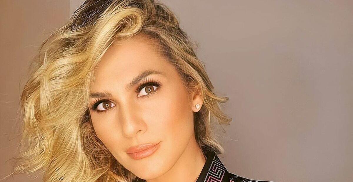 Com look de barriga de fora, Lívia Andrade surge arrasadora em férias: ”Pezinho no verão!”