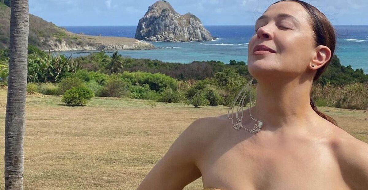 De biquíni sem alça, Claudia Raia surge plena em suas férias: “Perfeição em pessoa!”