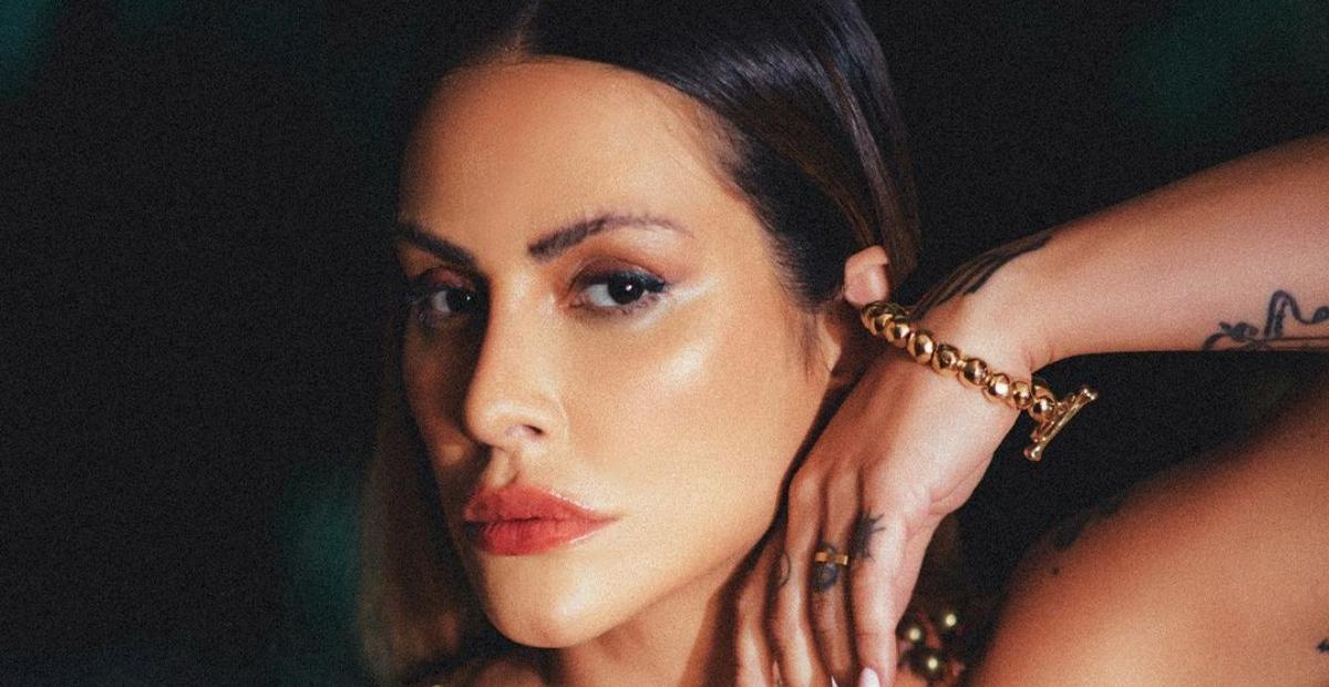 Poderosa, Cleo exibe pernões com vestido curtinho fendado e arranca elogios da web: ”Muito gata”