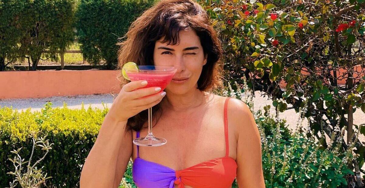 De biquíni estiloso, Fernanda Paes Leme esbanja beleza em momento de folga
