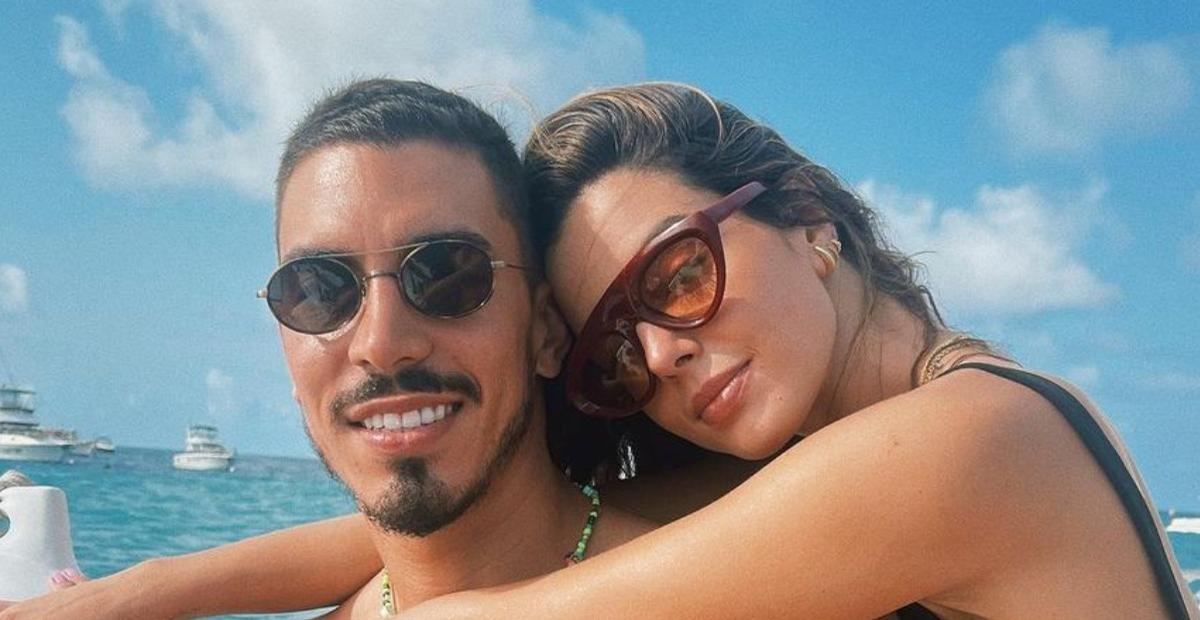 De biquíni, Giovanna Lancellotti curte passeio de barco com o namorado e amigos em Noronha