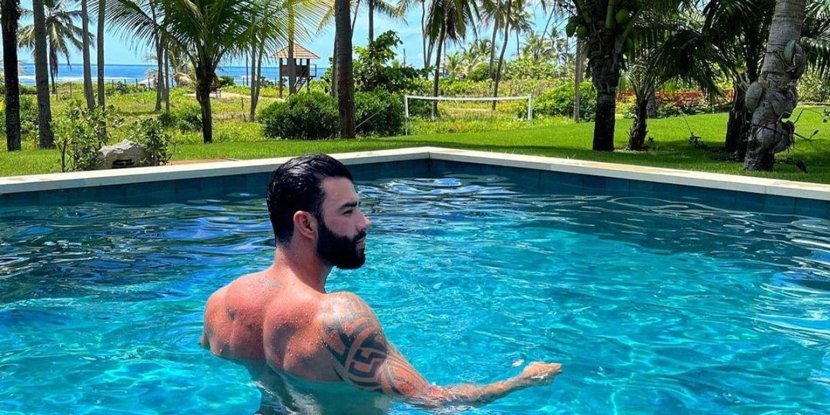 Sem camisa, Gusttavo Lima exibe o corpo musculoso e chama atenção na web: “Arrasou, bebê!”