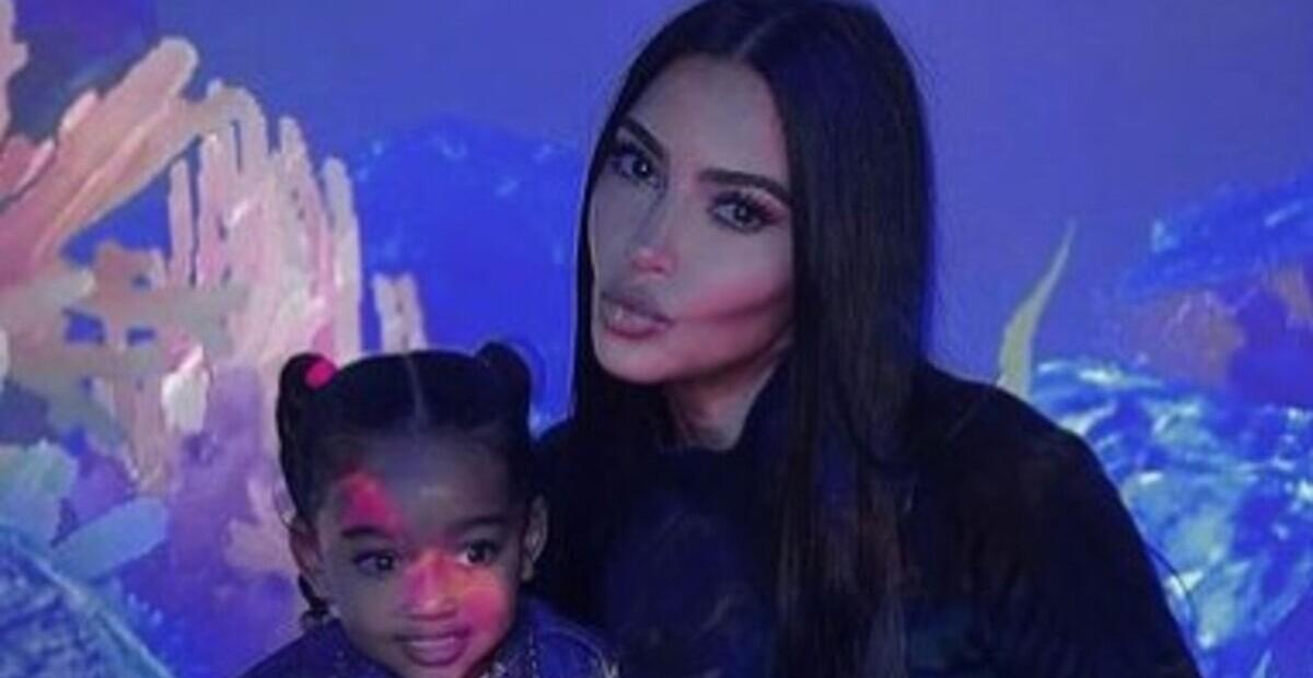Kim Kardashian posta foto em museu com sua filha Chicago