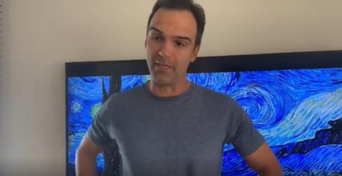 Tadeu Schmidt ‘ensaia’ discurso de eliminação do ‘BBB22’: ”Praticando aqui em casa”