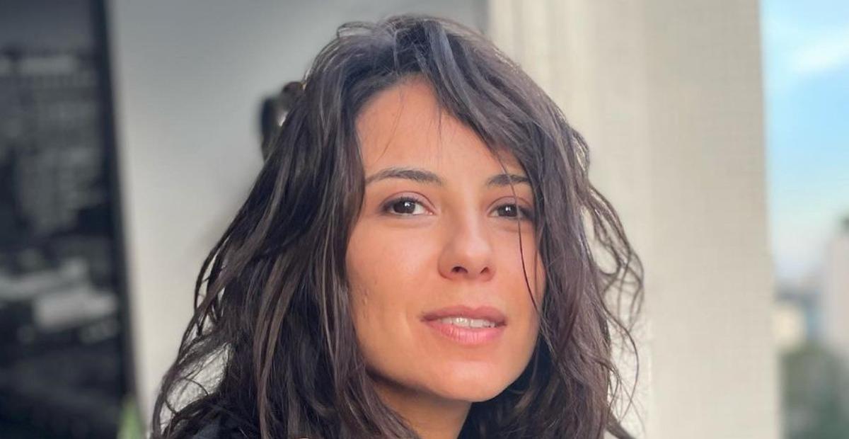 Andréia Horta publica clique raro de biquíni à beira-mar e fãs se derretem: ”Meu amor platônico”