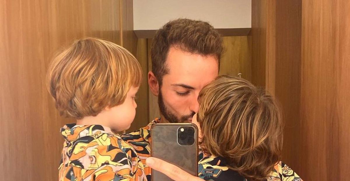 Thales Bretas surge no maior chamego com os filhos e combina looks: ”Pra virada do ano!”