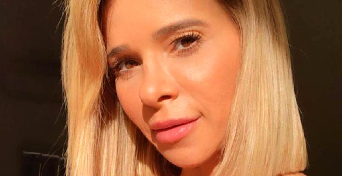 Aos 45 anos, Dany Bananinha impressiona de biquíni na praia