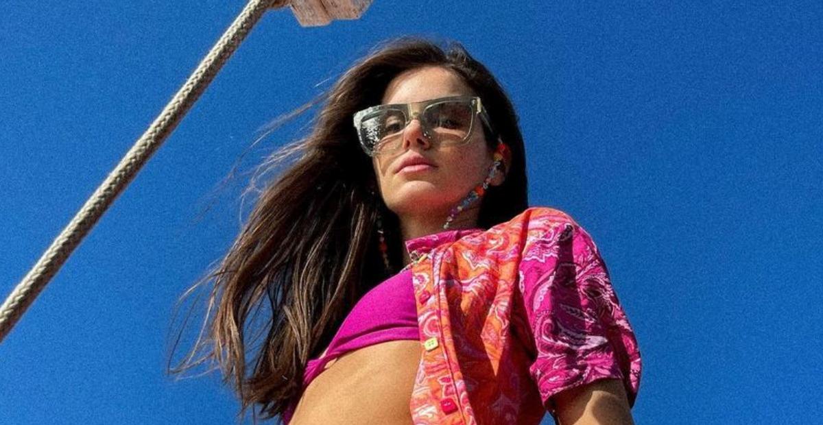 Em Pipa, Camila Queiroz curte passeio de barco com as irmãs e o marido, Klebber Toledo