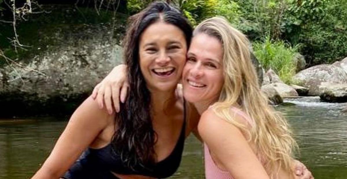 Ingrid Guimarães e Dira Paes recebem elogios ao surgirem de biquíni em meio à natureza