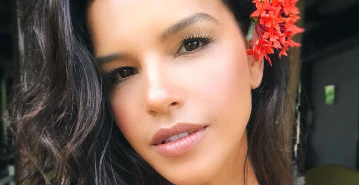 Em Noronha, Mariana Rios rouba a cena com look sem calcinha