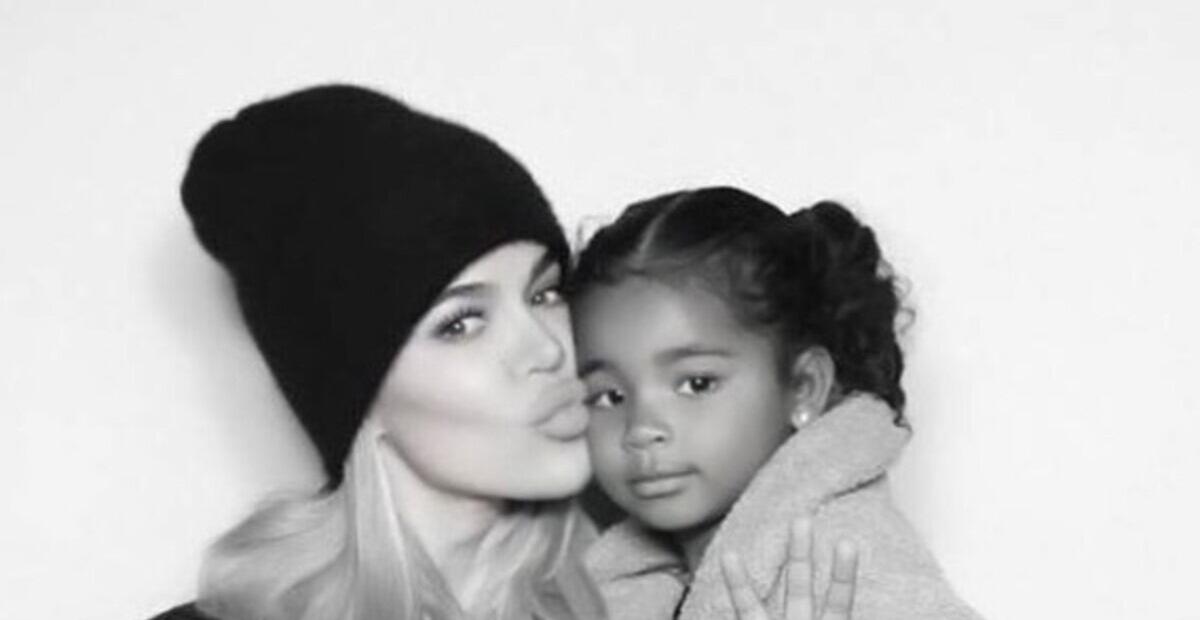 Seguindo os passos da mãe, filha de Khloe Kardashian aparece posando para fotos em brincadeira