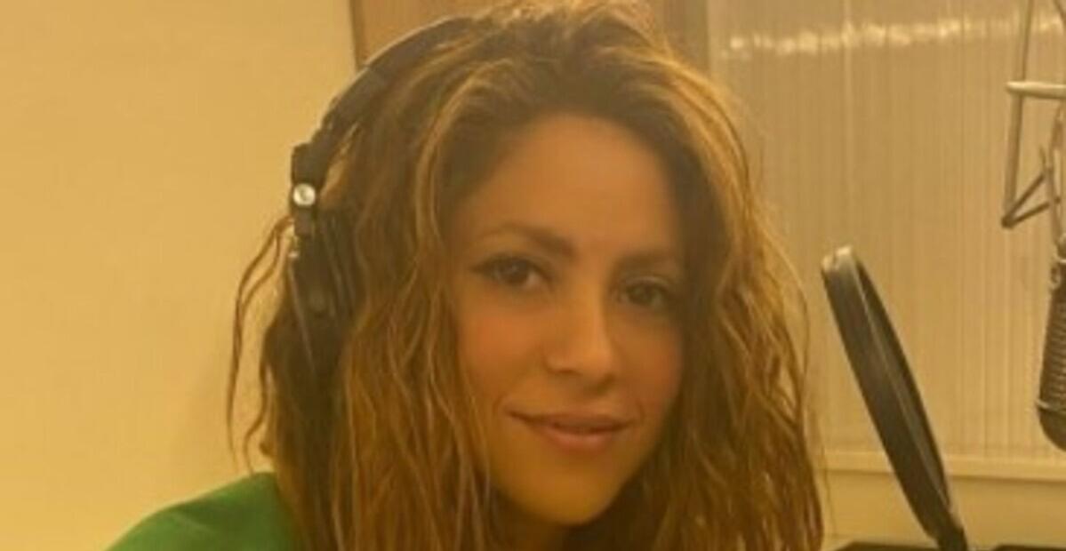 Shakira se diverte com o filho, Sasha, em jogo de basquete do Miami Heat nos Estados Unidos
