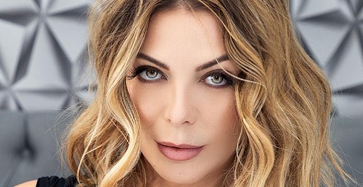 Sheila Mello aposta em maiô ousado e tira onda na piscina: ”Perfeita demais”