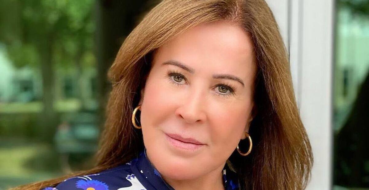 De vestido micro brilhante, Zilu Camargo esbanja corpaço e impressiona: ”Perfeita”