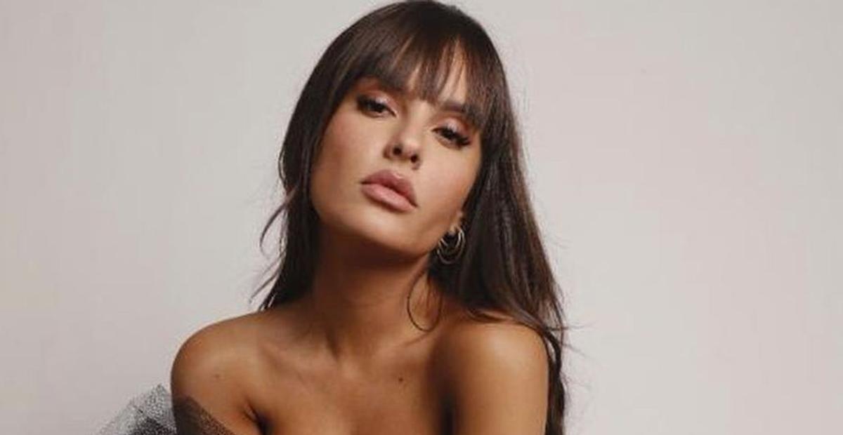 Ex-BBB Thais Braz faz fotos de biquíni neon cavadíssimo e atrai olhares