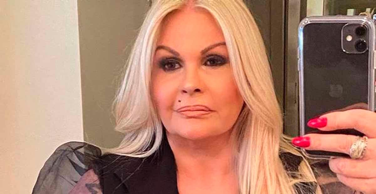 Monique Evans beija a namorada e se declara na web: ”Te amo”