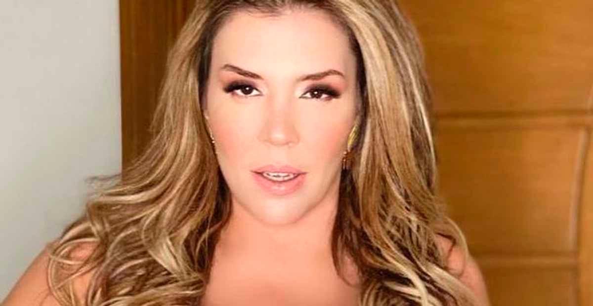 Magérrima, Simony ostenta cinturinha e atrai olhares dos internautas