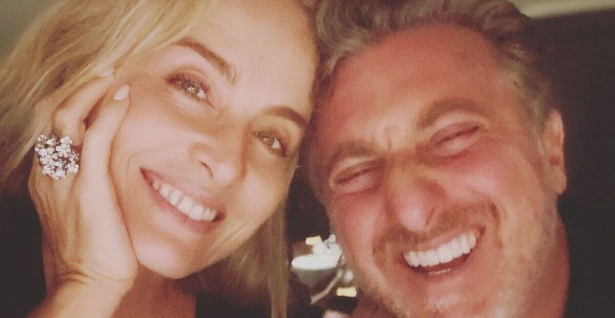 Angélica e Luciano Huck encantam com foto de Ano Novo em família