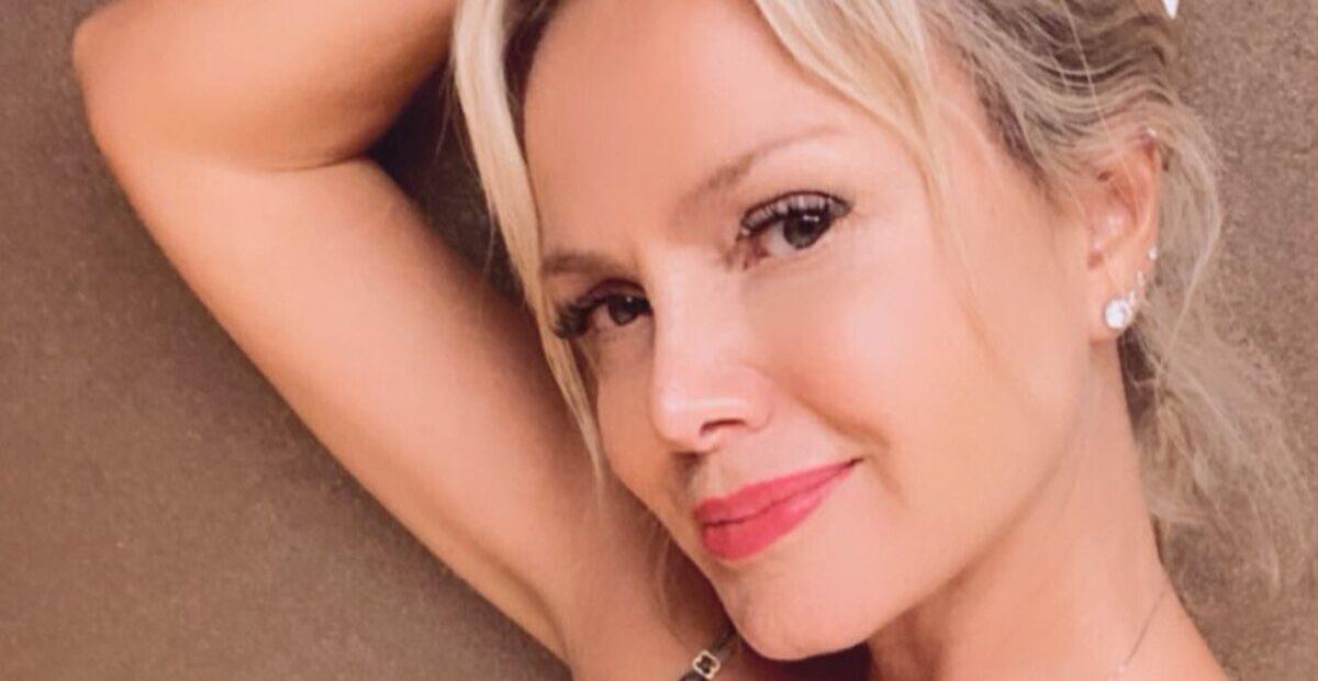 De biquíni, Eliana causa ao posar de costas no espelho: ”Que corpo”