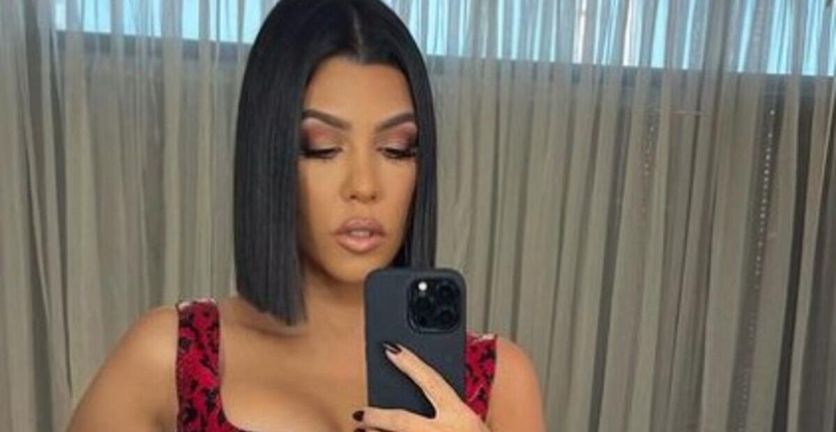 Kourtney Kardashian posa com look brilhante ao lado de relógio para celebrar a chegada de 2022