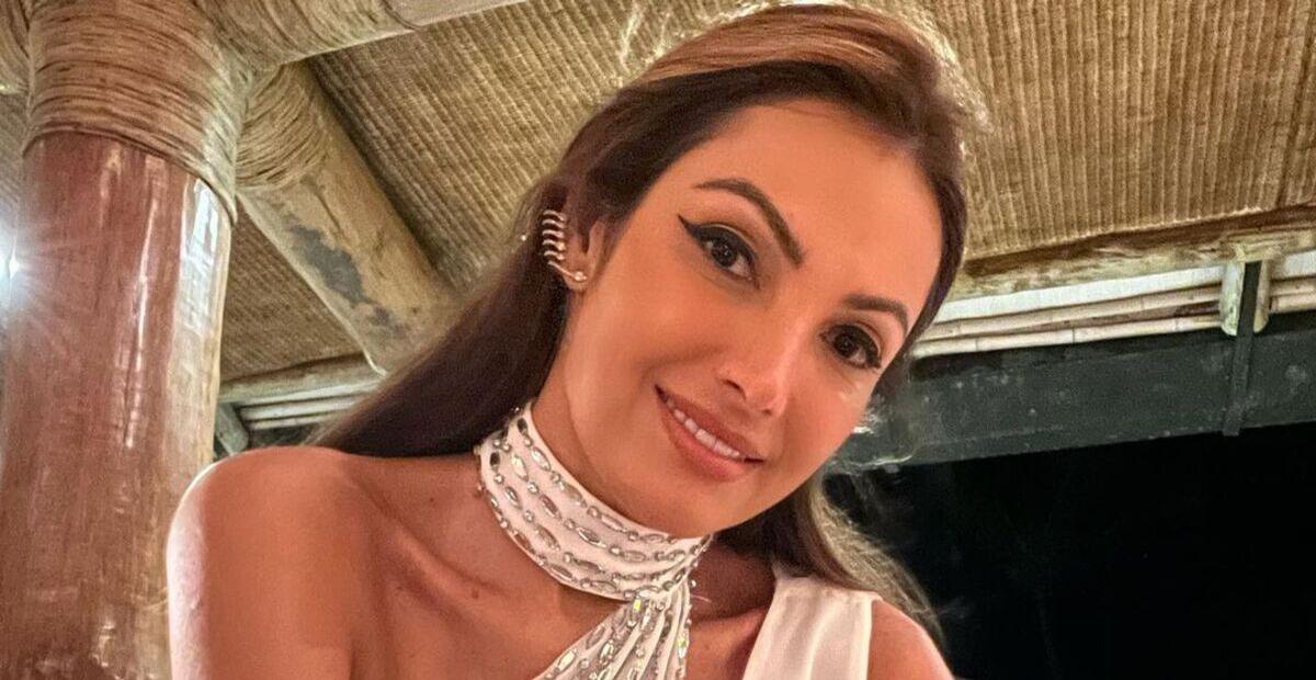 Com brilho e fenda, Patrícia Poeta passa a virada vestindo look deslumbrante