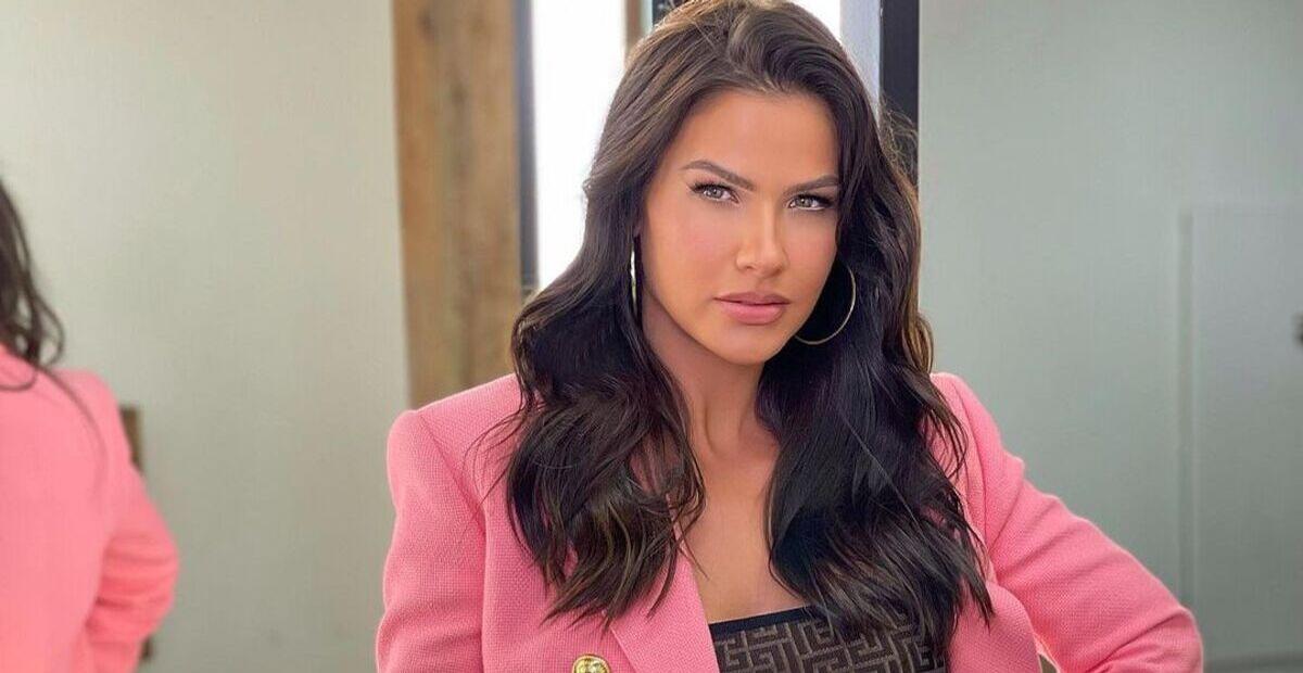 De look de praia estiloso, Andressa Suita exibe corpaço com elegância