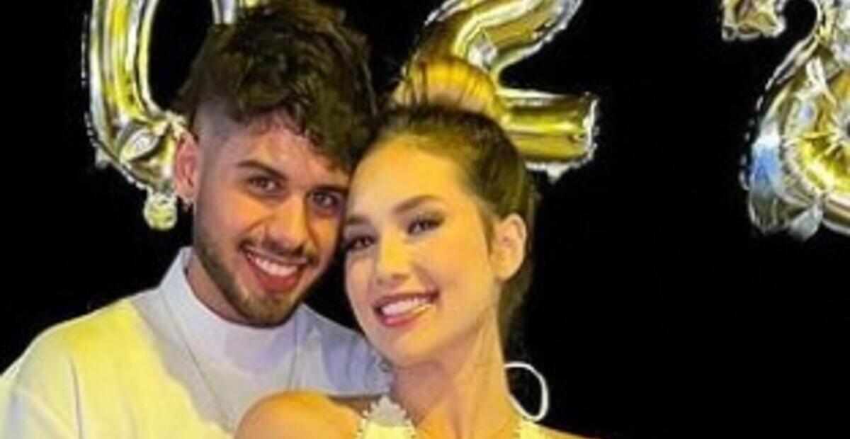 De biquíni, Virginia posta primeiro clique de 2022 ao lado do marido e com filha no colo