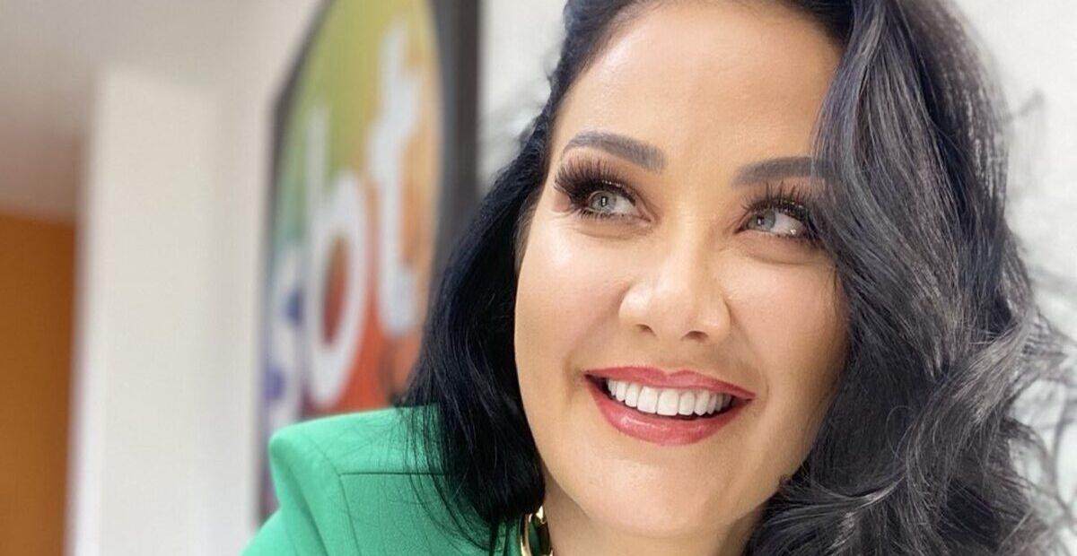 De look de praia luxuoso, Helen Ganzarolli esbanja beleza ao posar para o namorado na praia