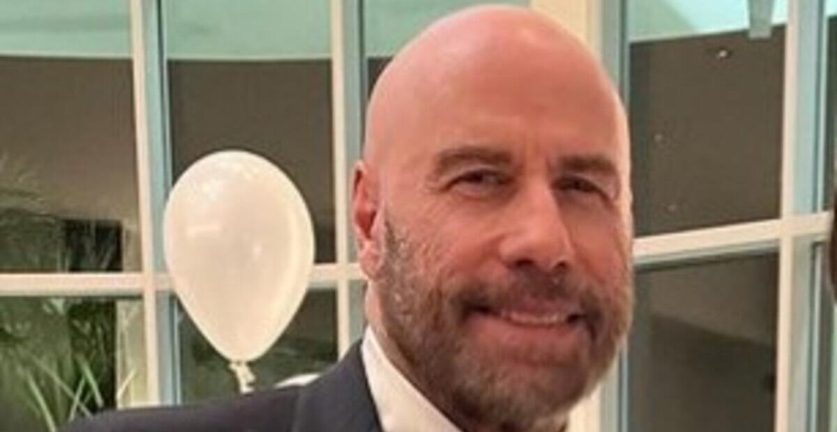 John Travolta aparece em clique de Ano Novo com os filhos Ella e Ben, e filha do ator recebe elogios