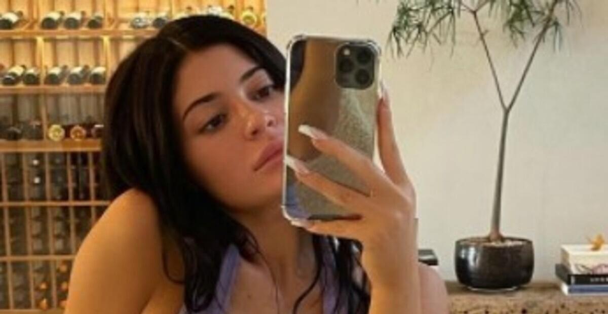 Kylie Jenner posta foto em preto e branco mostrando a barriga de grávida
