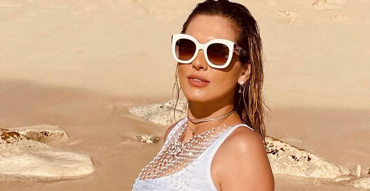 De biquíni branco, Lívia Andrade sensualiza no mar e impressiona com corpão