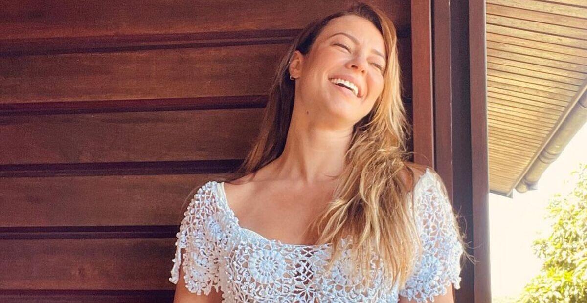 De calcinha e top, Paolla Oliveira esbanja beleza fora do comum: ”Rainha”