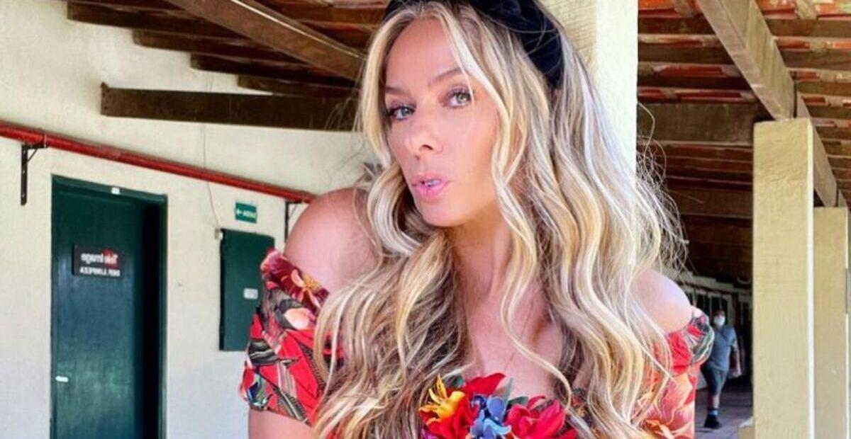 Adriane Galisteu sensualiza dançando de biquíni em vídeo durante as férias