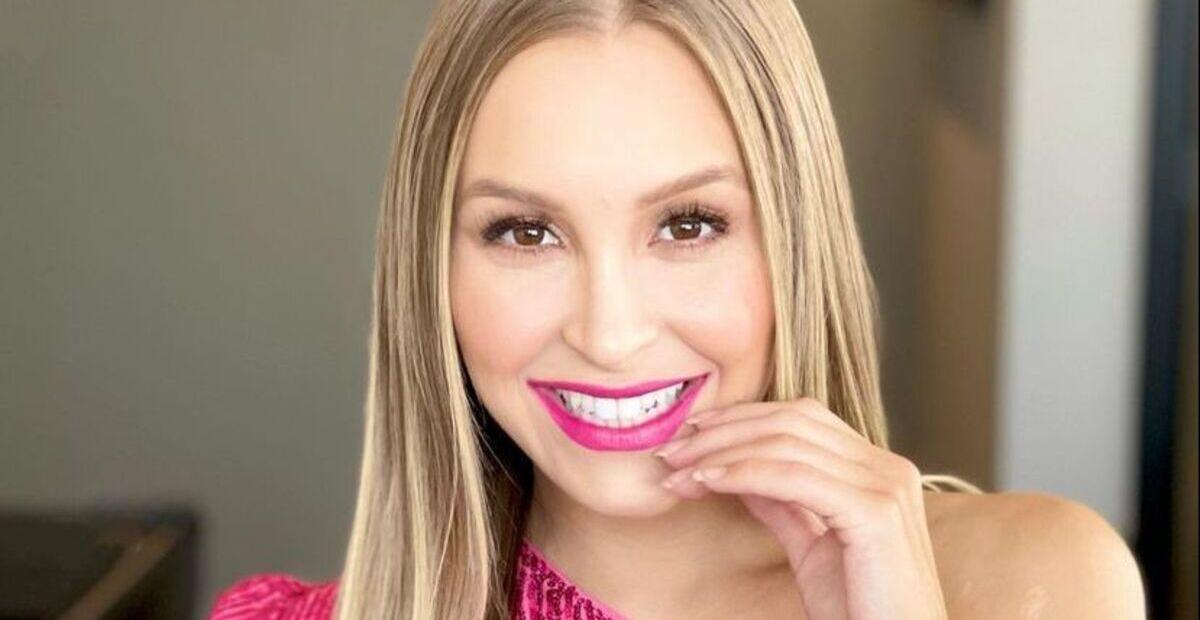Carla Diaz encanta ao posar para cliques românticos com o namorado