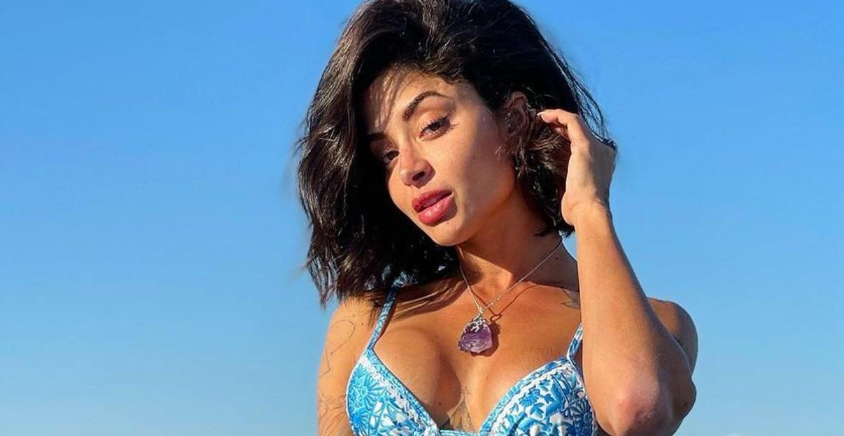 De biquíni, Aline Campos mostra toda a boa forma fazendo yoga na praia e arranca suspiros