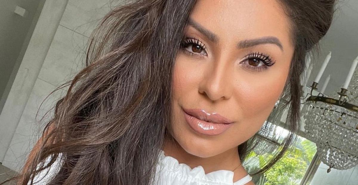 Em Belém, Andressa Ferreira ostenta barriga trincada em biquíni branco e leva web à loucura
