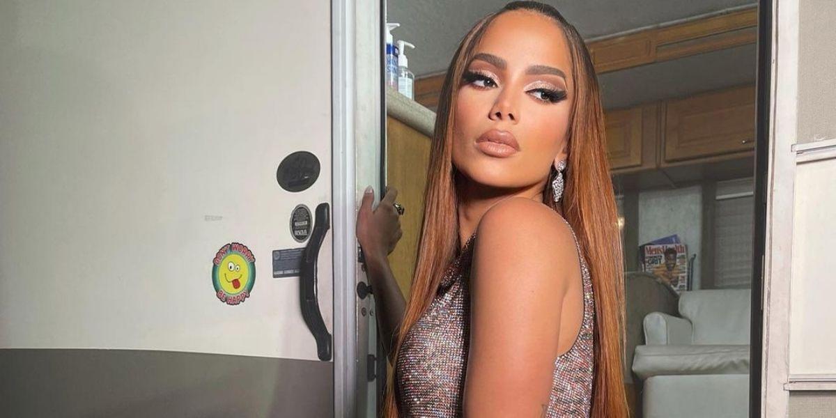 Com look arrasador, Anitta vira destaque no perfil de Donatella Versace