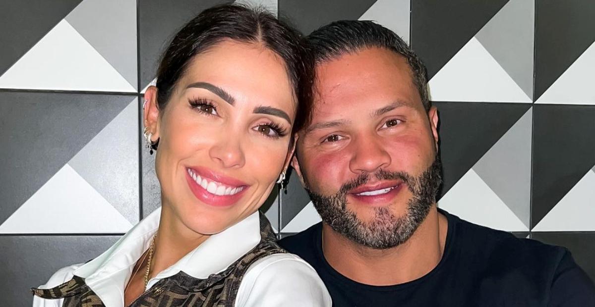 Bella Falconi e o marido aparecem curtindo passeio de barco em Angra dos Reis