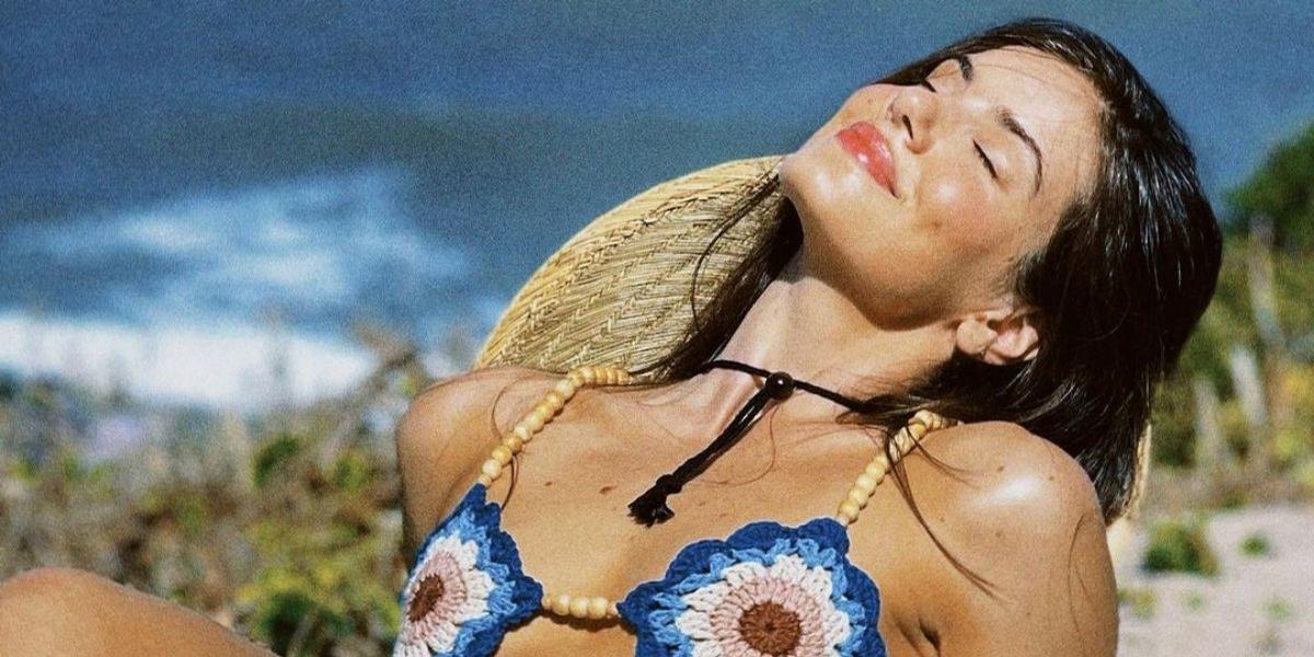 Camila Queiroz rebate pressão para colocar silicone: “O dia que eu quiser colocar, eu coloco”