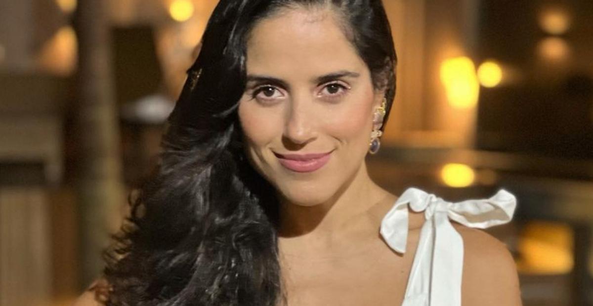 Camilla Camargo renova o bronzeado na praia de biquíni e fãs elogiam: ”Maravilhosa”