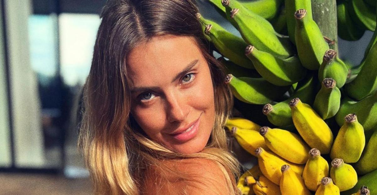 Carolina Dieckmann surpreende fãs ao posar com grande cacho de bananas: ”Bela, sensual e forte”