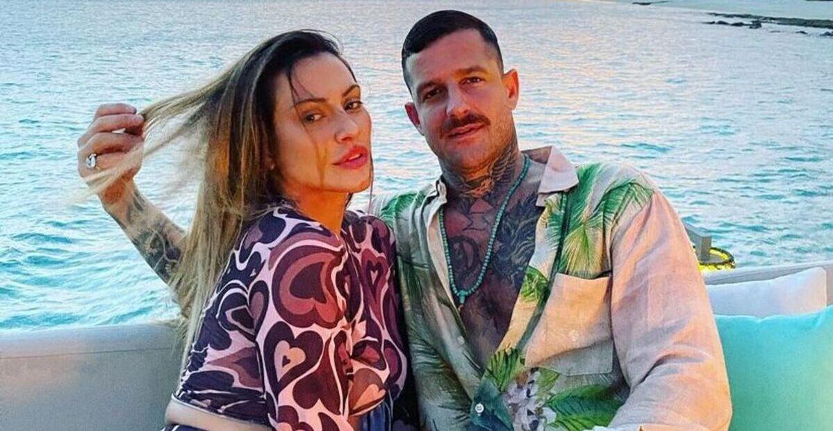 Cleo aparece sorridente em fotos com o marido Leandro D’Lucca e o enteado