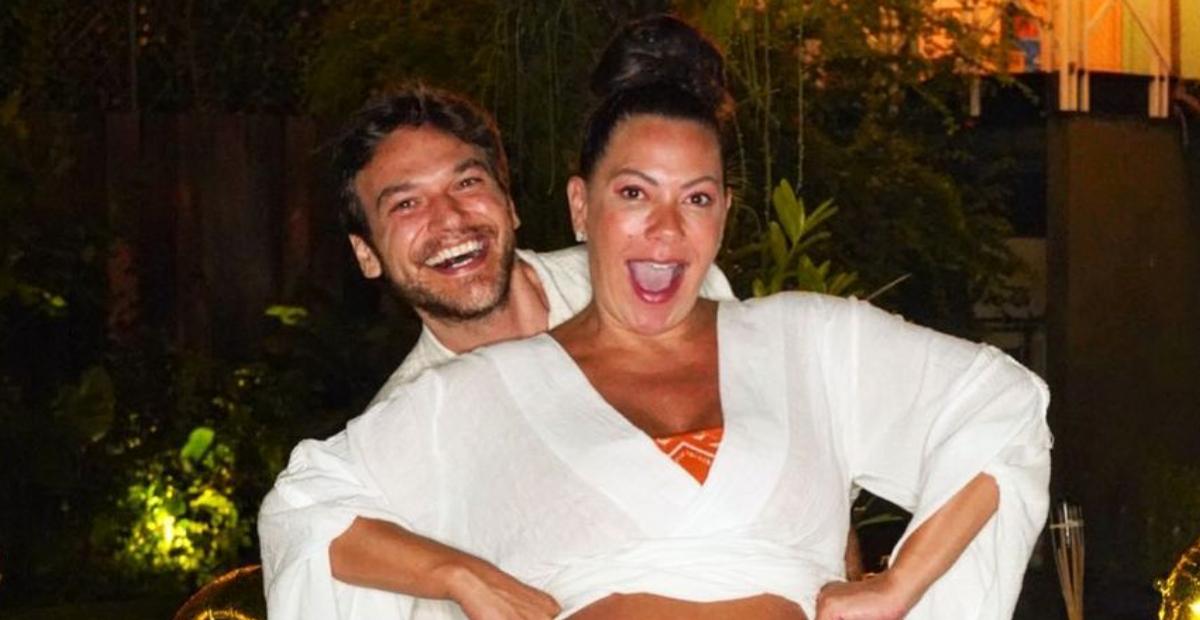 Na reta final da gravidez, Fabiula Nascimento exibe barrigão em clique com Emílio Dantas