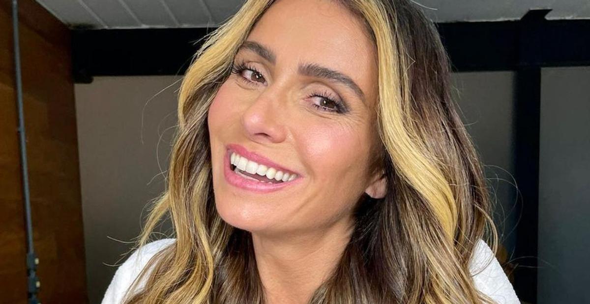 De biquíni preto, Giovanna Antonelli renova o bronzeado à beira-mar e leva web à loucura: ”Gata dem