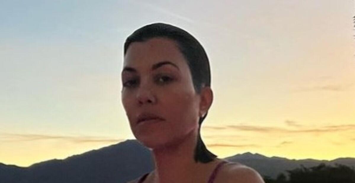 Kourtney Kardashian posta clique na praia com noivo Travis Baker e seus filhos Reign e Penelope